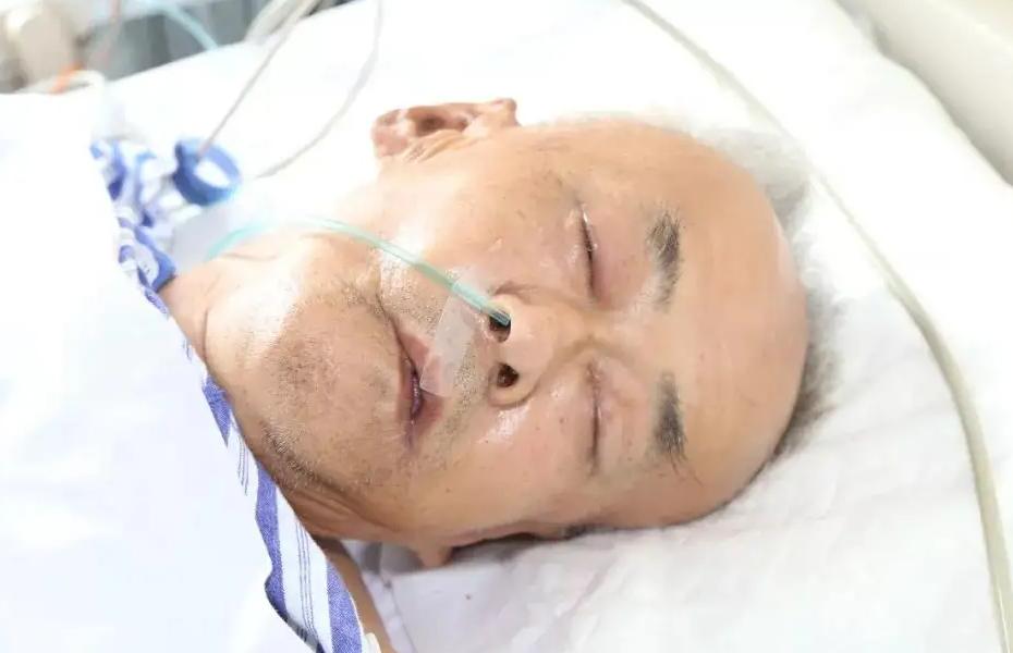 67岁大伯猝死，饮食清淡、无三高，医生叹气：晨起3个坏习惯害的

