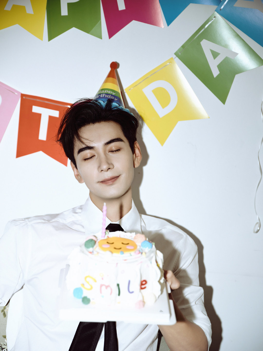 陈星旭30岁生日大片  陈星旭30岁生日大片来啦！ 白衬衫黑色皮裤造型尽显熟男魅