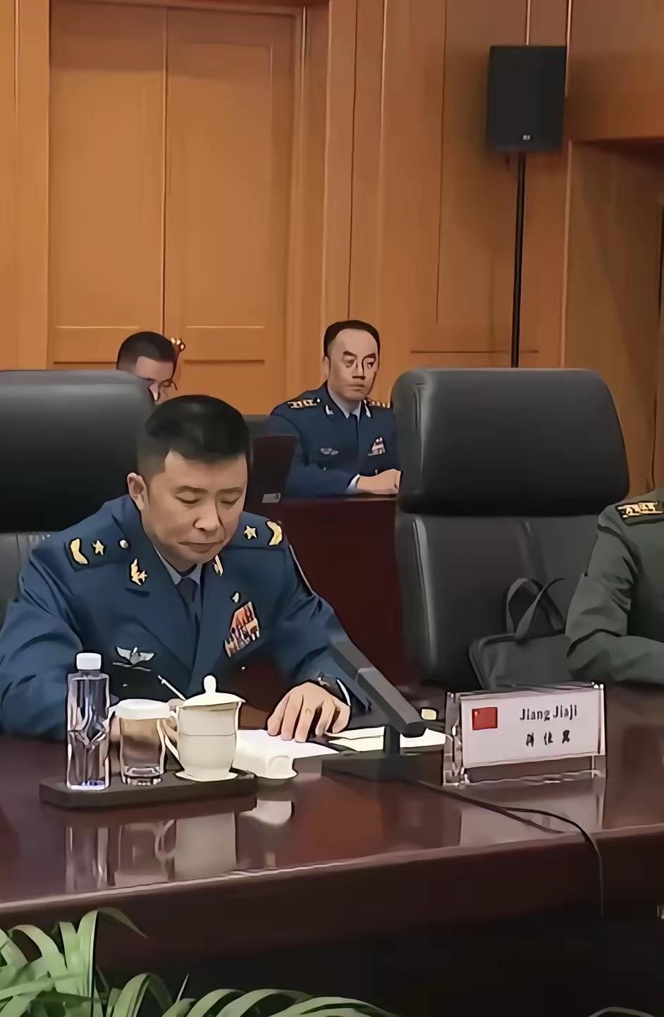谁能相信，在有些80后还在考公考编的路上奋斗时，这位80后的王牌飞行员已经跻身共