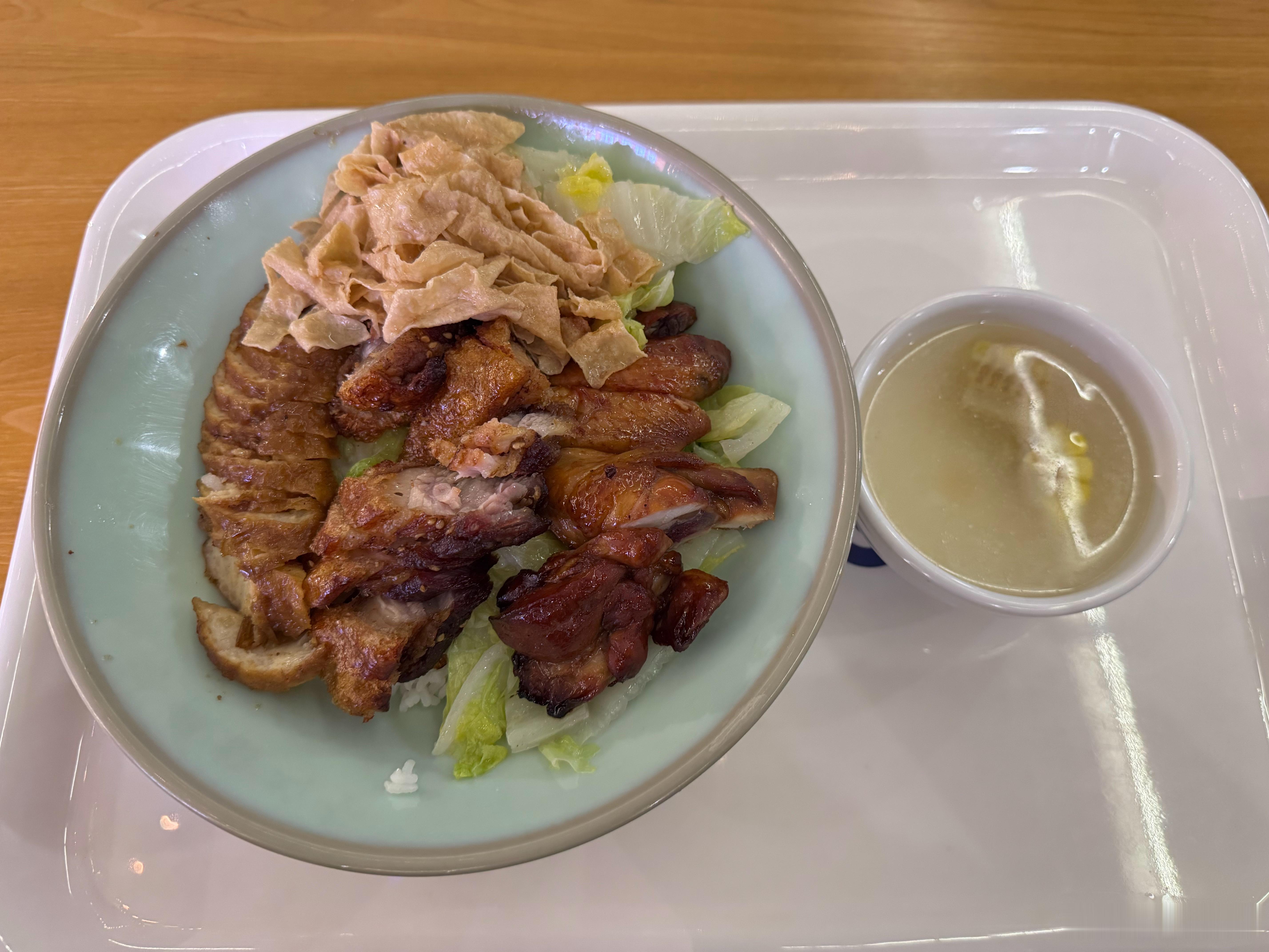 好久没回公司吃饭，公司上面这饭堂看来是涨价了，这顿38 