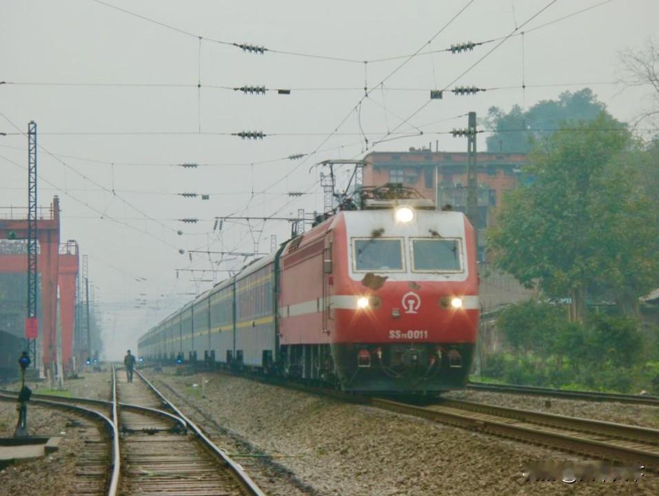 十五年前在梨树湾拍到拉萨到重庆的T221次列车（现在的Z223/224次），那时