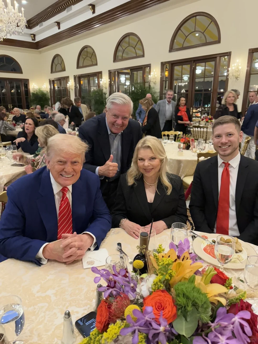 突发消息：川普总统与以色列总理内塔尼亚胡的妻子萨拉和儿子亚伊尔进行会面。