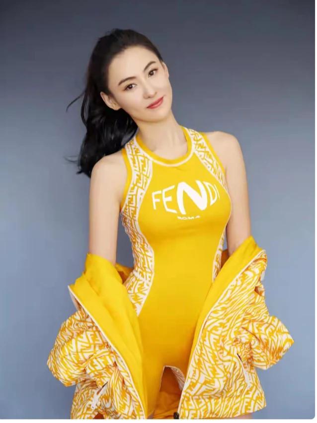 风姿绰约，黄衣翩跹张柏芝