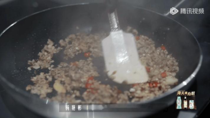 谢霆锋说用辣椒做甜品是疯了辣椒搭配法式玛德琳蛋糕，这个脑洞组合刚出来，连谢霆锋都