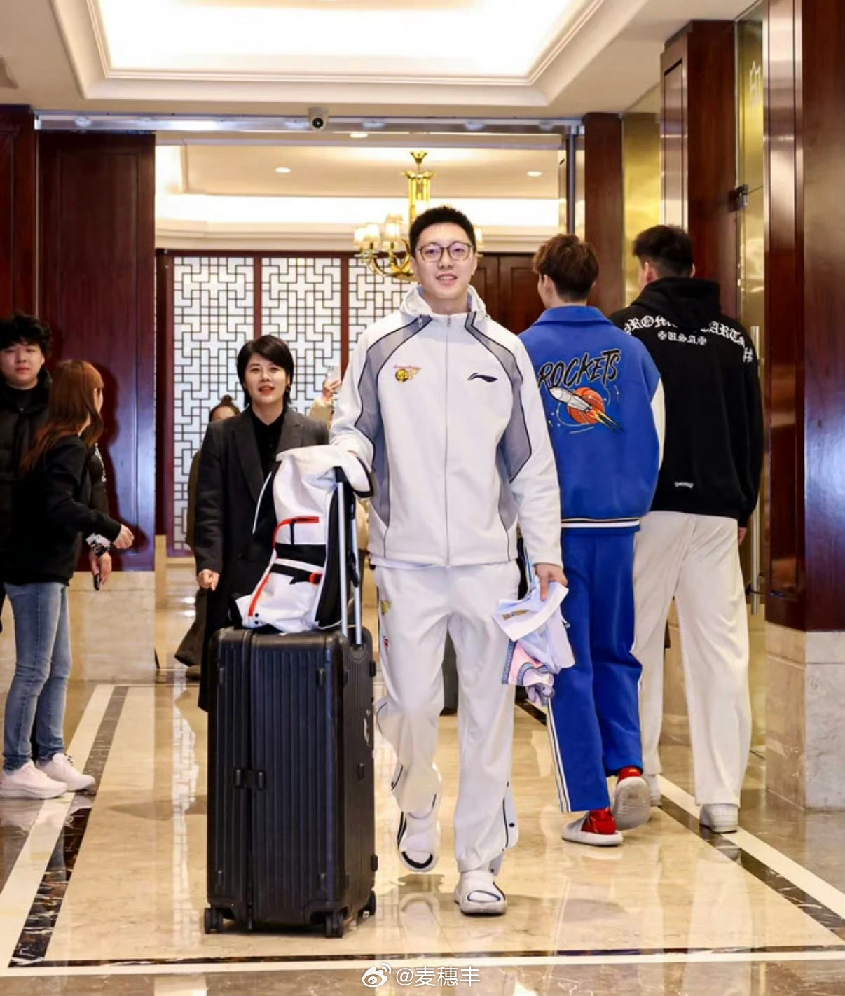 非常休闲，胡明轩到位全明星。cba全明星胡明轩