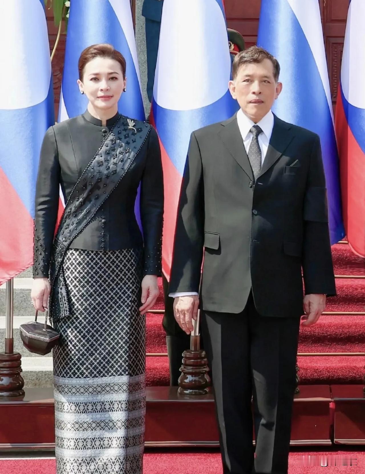 苏提达刚上位的时候也是很受气媳妇一样的 愁眉苦脸完全笑不开，后面她突然有次露面就