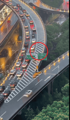 不懂就问
他这样开车
会不会有什么处罚呢[笑哭]