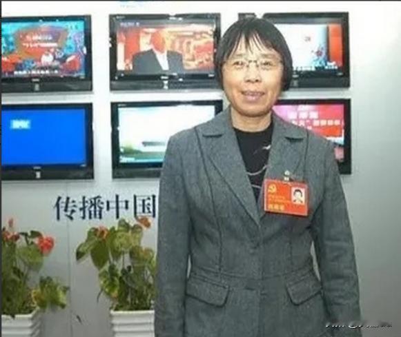 2007年，张桂梅被选为十七大代表后，华坪县拿出7000块钱给张桂梅买正装，可开