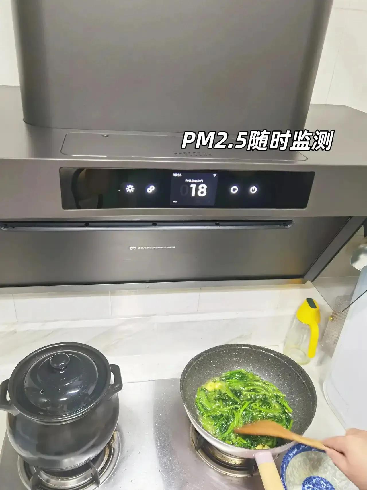 最近有朋友装修，问我厨房该怎么设计好，我鉴于他的房子面积不是很大，所以就建议他做