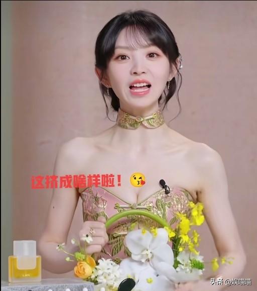 田曦薇被裙子勒的胸部都挤变形了

直播中她身穿不合身尺码的抹胸裙，被平台判定违规