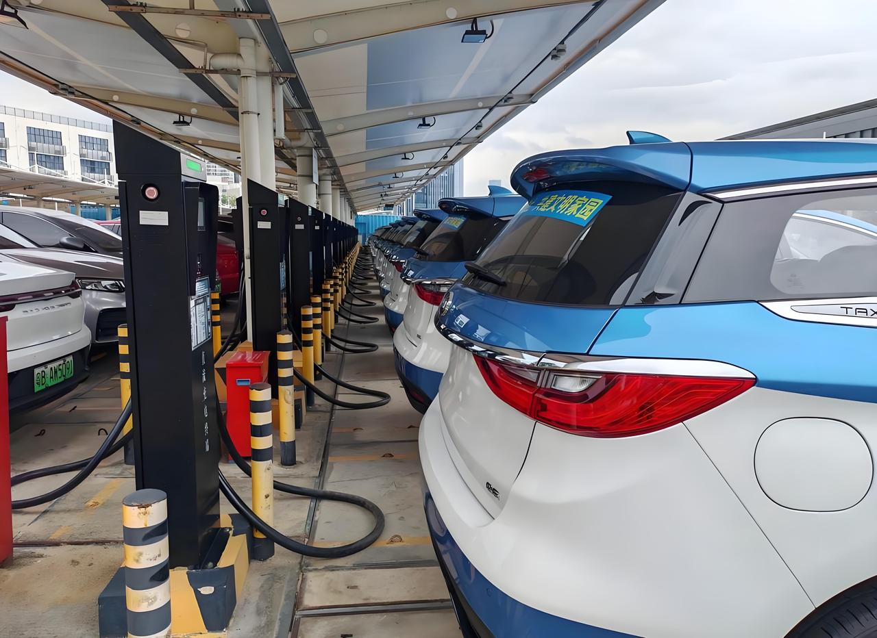 电力爆棚！140万次充电，给春运插上“绿翅膀”！
 
春节前三天，高速服务区的充