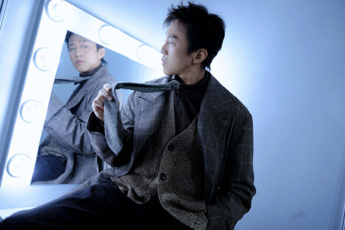 听到抽象邓超站起来就上台了 谁懂啊！主持人一句“1万分抽象”，邓超直接笑着起身，