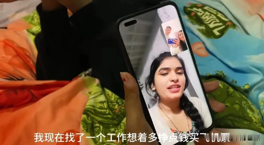 小妹要快来中国了，打视频告诉佳音她现在出去打工了，想挣点机票钱，这样可以让姐夫少