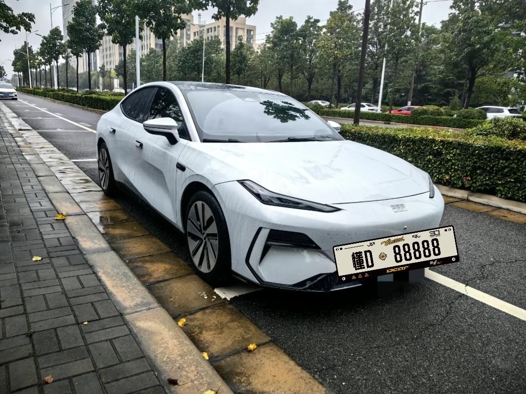 打算入手一台中大型纯电家用轿车，看重大空间、快充和智能配置，二手银河E8性价比十