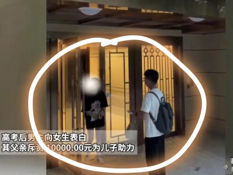 今年高考太冷清了，这种花边新闻倒是不少，一个重庆小伙子高考后，其父亲资助他一万元