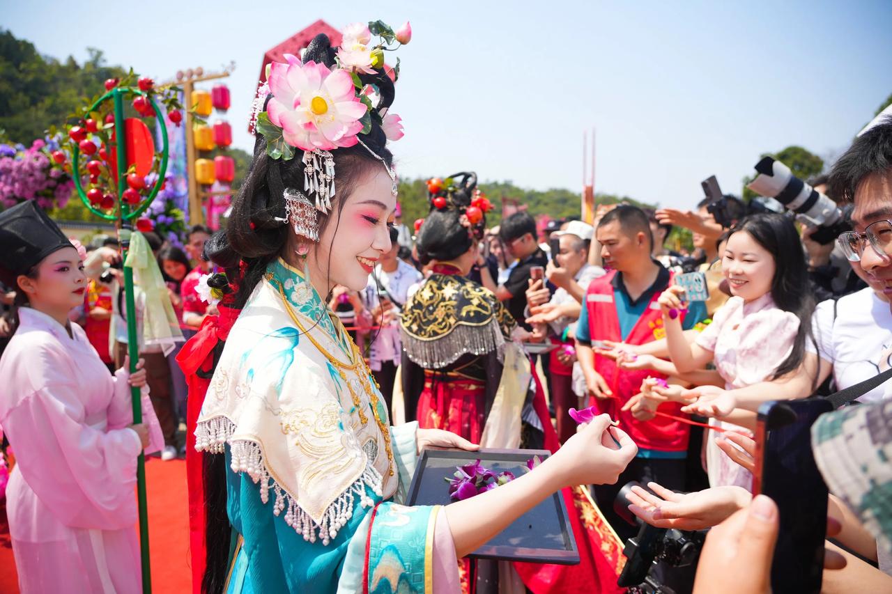 最近，东莞观音山这个网红景区又刷爆网络了！3月15日-5月5日，观音山全新打造的