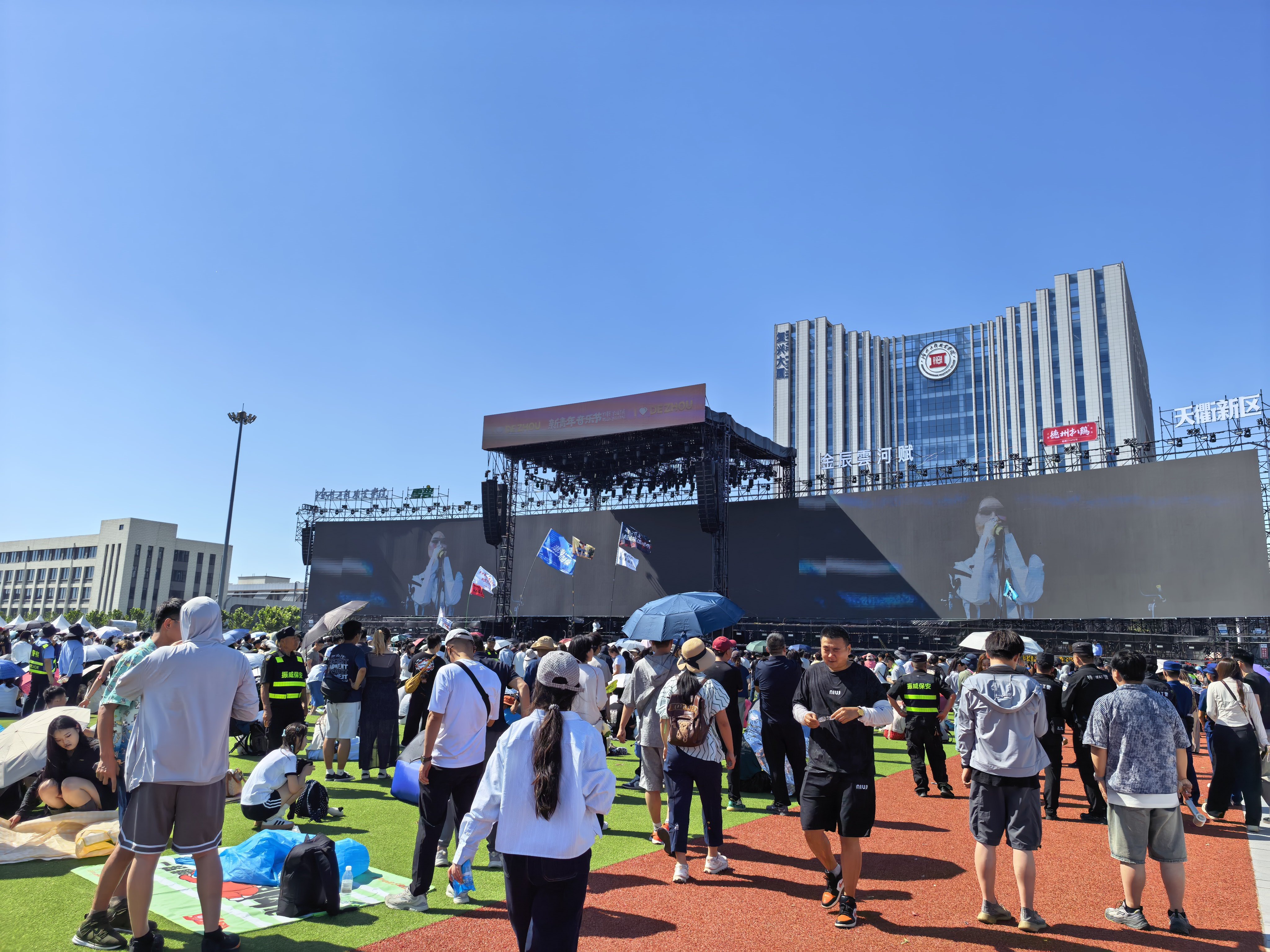家门口的音乐节，now is 隔壁老樊真够燥的！ 