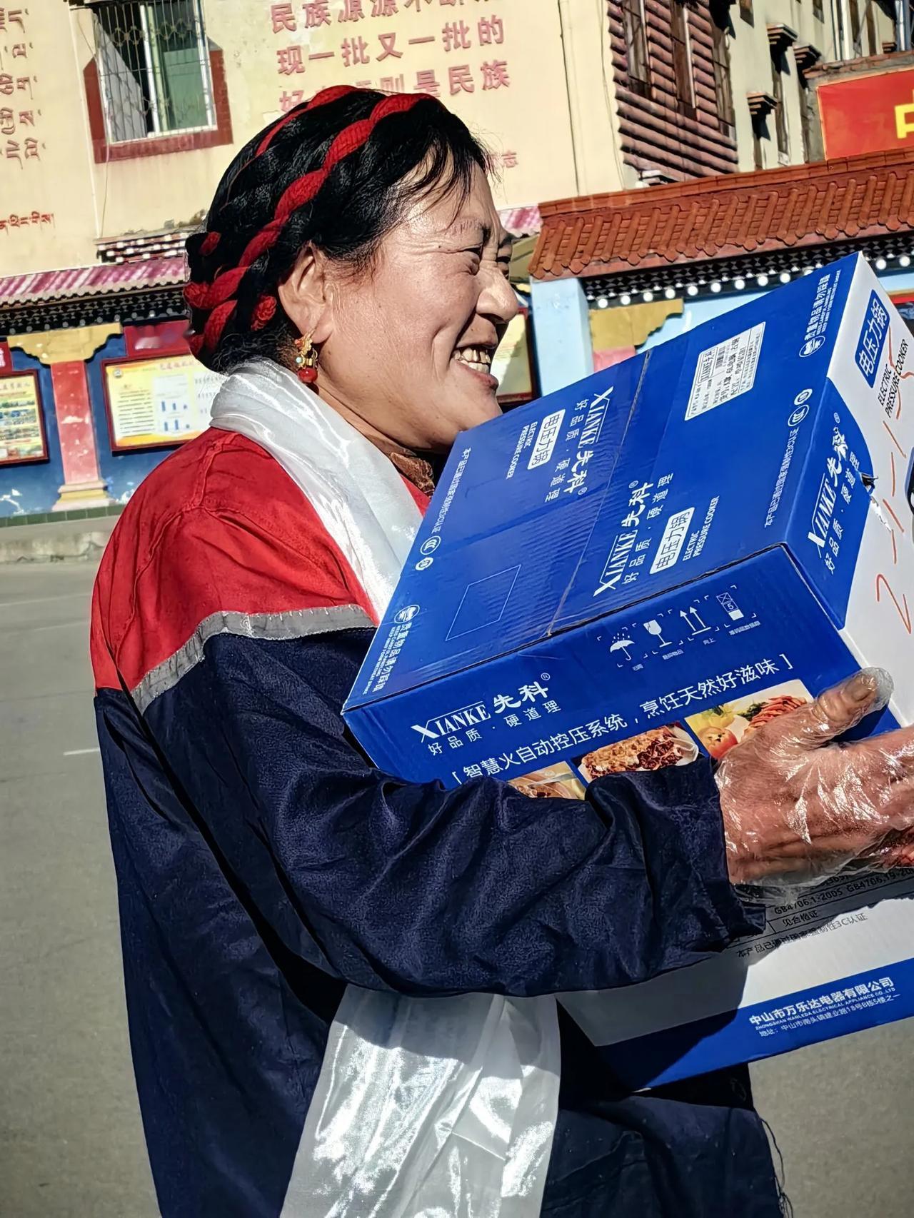 一份失而复得的温暖，一堂生动的德育课
——评康定市藏文中学职工阿珠拾金不昧事迹与