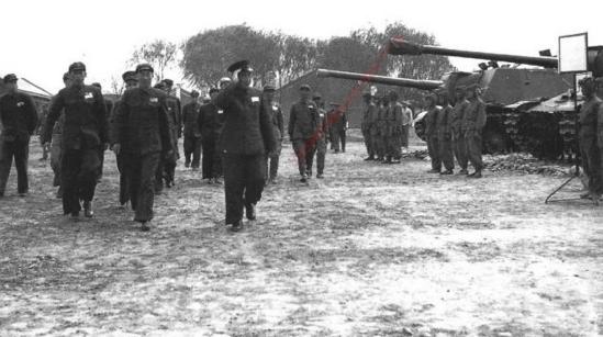 1952年4月25日，朱德视察北京长辛店战车学校。