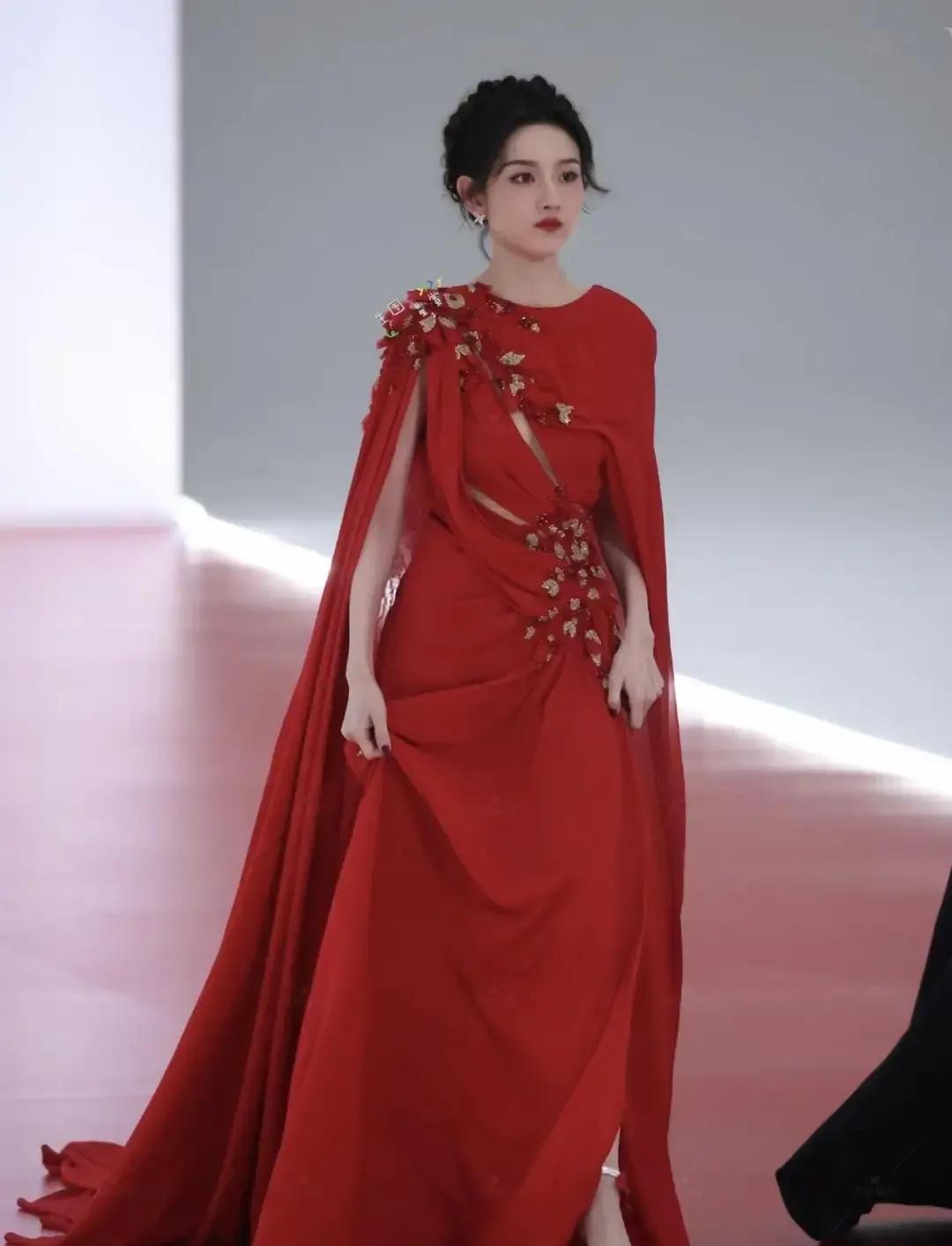 她改动了高定，品牌却公开感谢她。
 
剪刀悬在30万欧元的裙子上。法国工坊连夜发