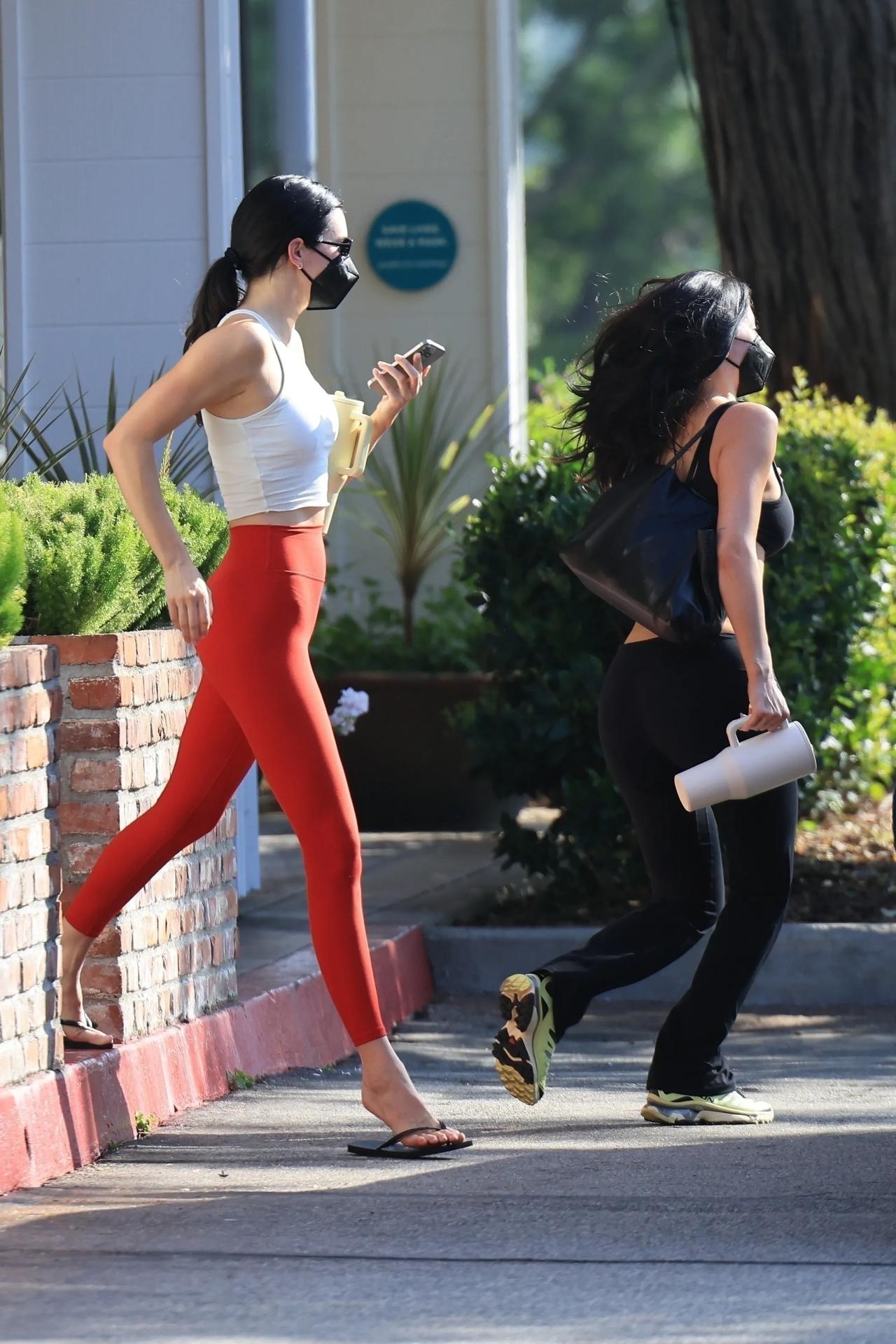 肯豆 Kendall Jenner和金小妹Kylie Jenner一起现身健身房