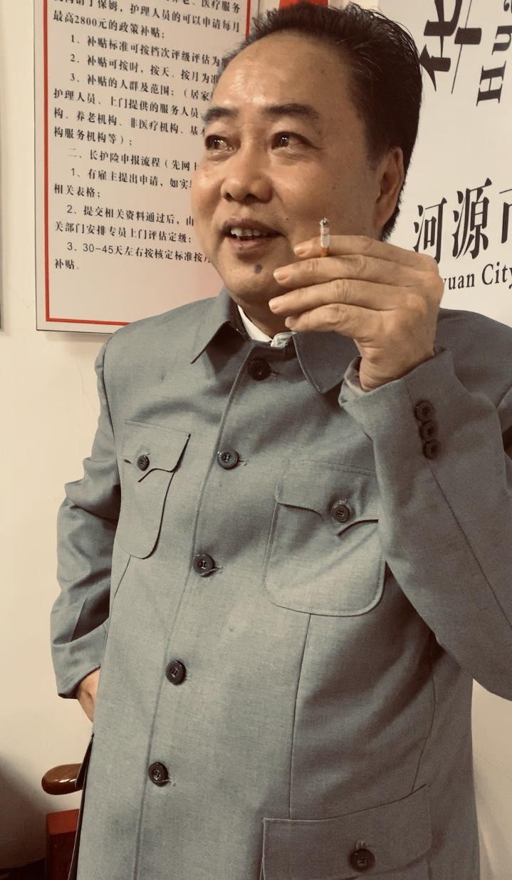 邻居肖万平长像酷似伟人毛泽东
