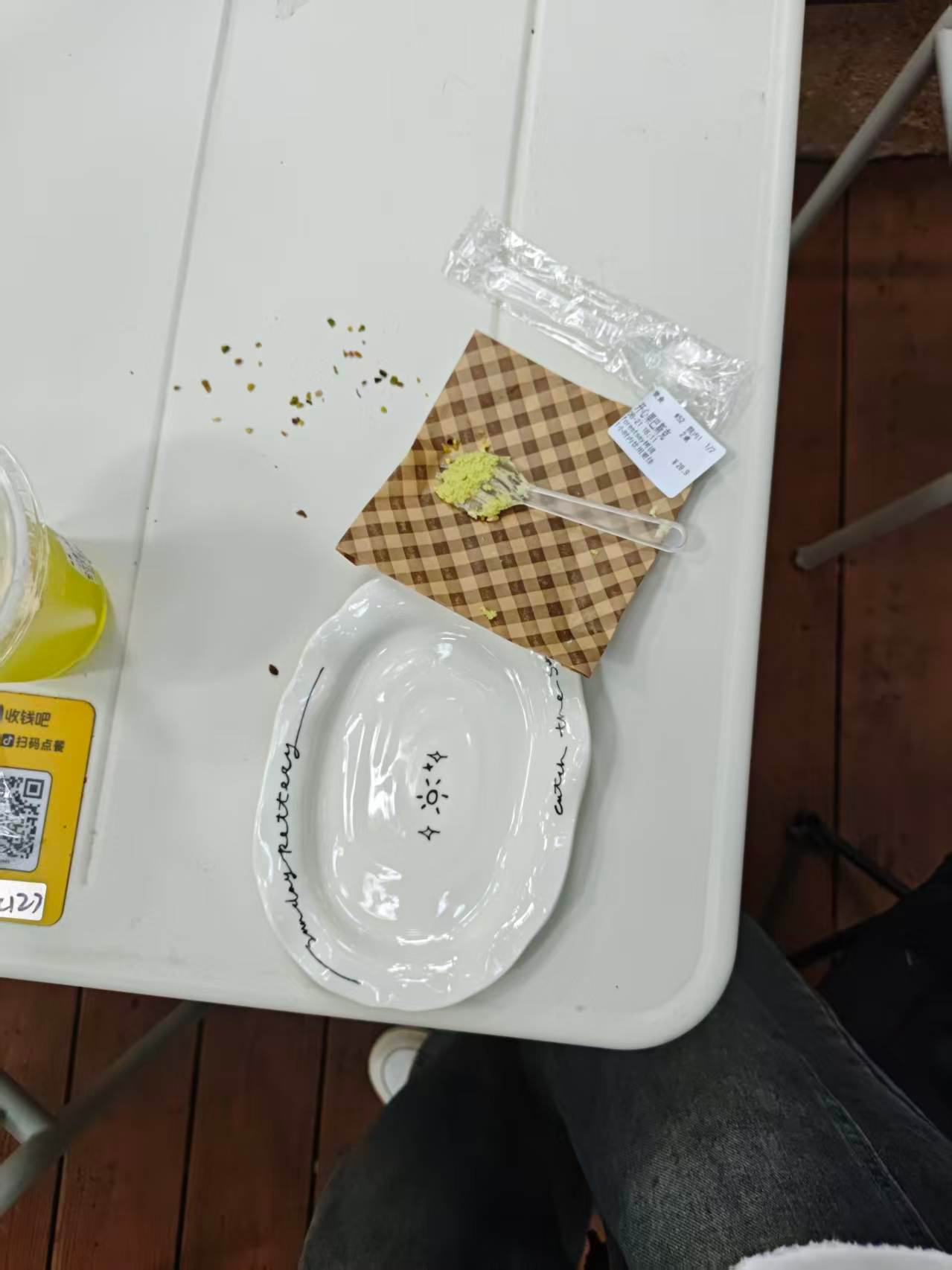 在森林里吃蛋糕最大的好处就你可以点，但是不用吃，因为有猴出没，顺走你的蛋糕 