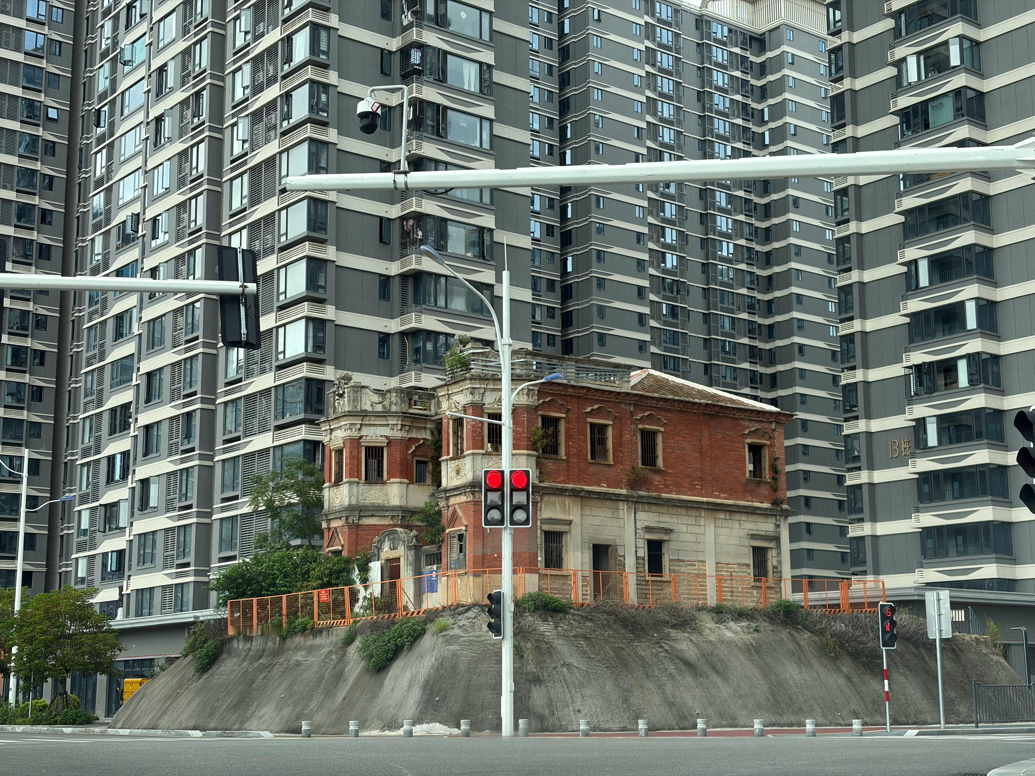 五缘湾这栋房子什么来历，附近都拆了盖商品房就剩这栋，看起来特别突兀。 ​​​