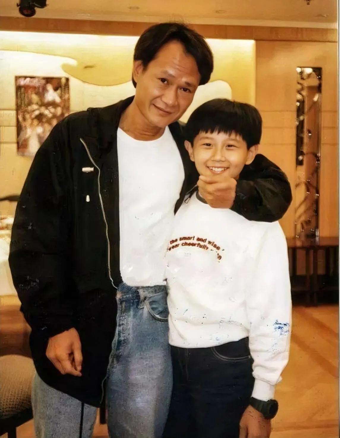 1996年，林正英一张罕见的生活照，旁边的小男孩名字叫郑柏林，当时的林正英还没有