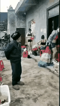 耄耋之年的大爷也能大饱眼福！