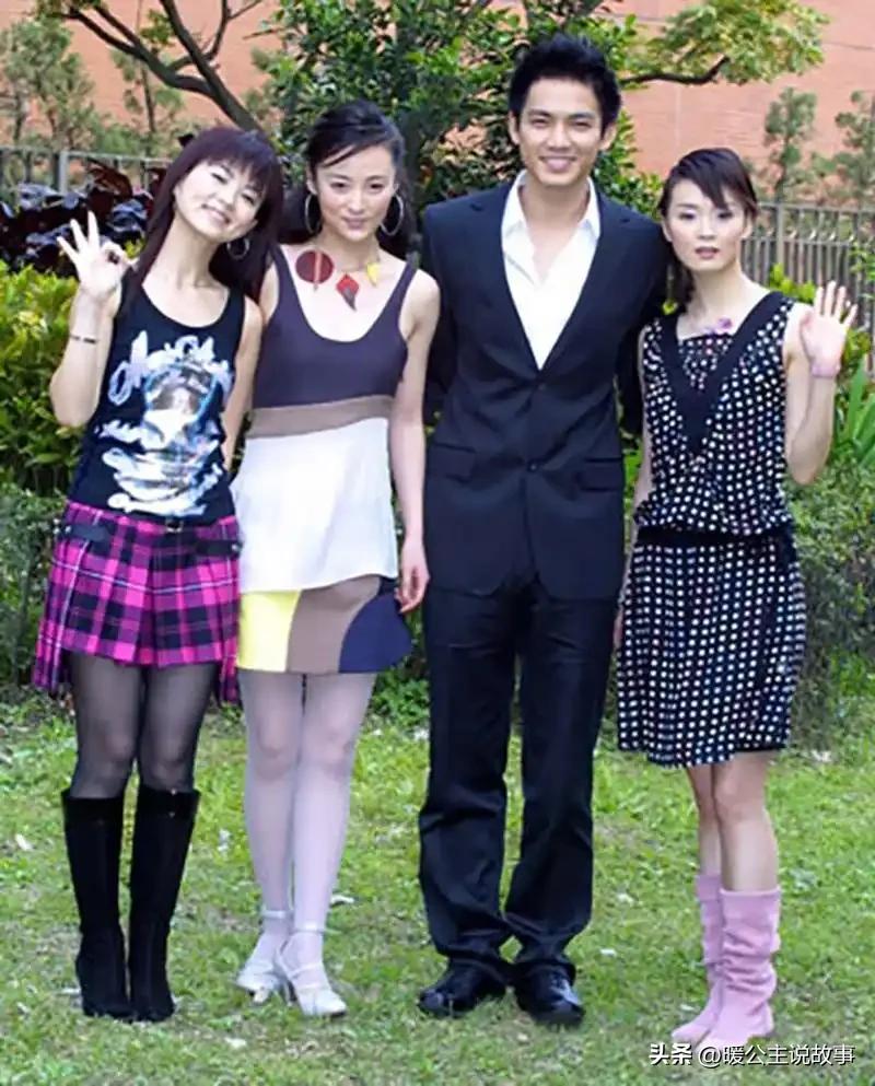 王艳和朋友的合影，这个男的看着很眼熟就是想不起是谁？