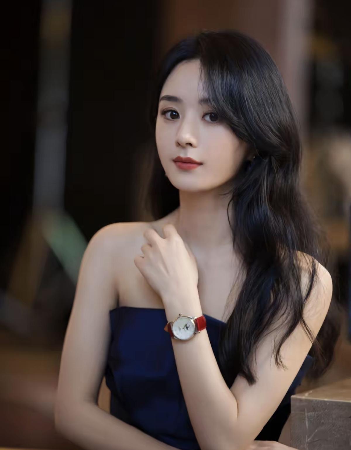 赵丽颖的宝蓝礼服造型，是成熟与优雅的完美注脚[赞]赵丽颖的优雅，是藏在宝蓝色裙摆