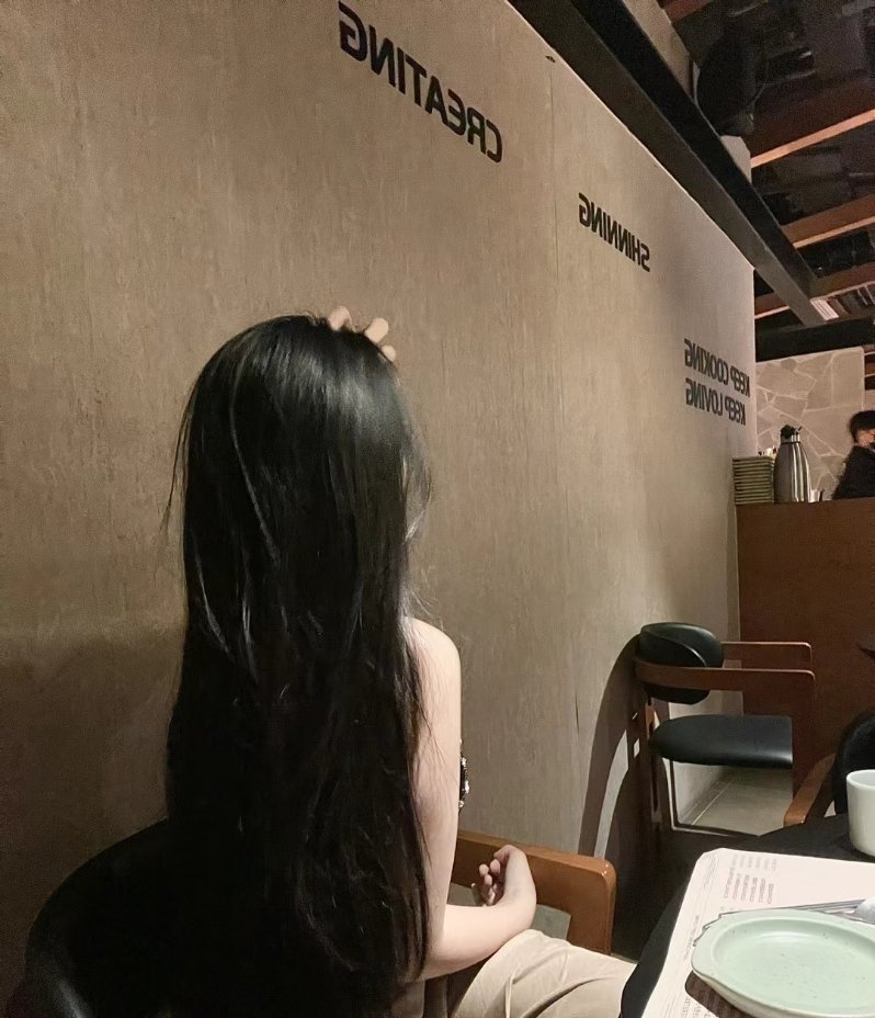 长得不是很好看 但好在是限量版 也无需与谁比较 我独我 . ​​​