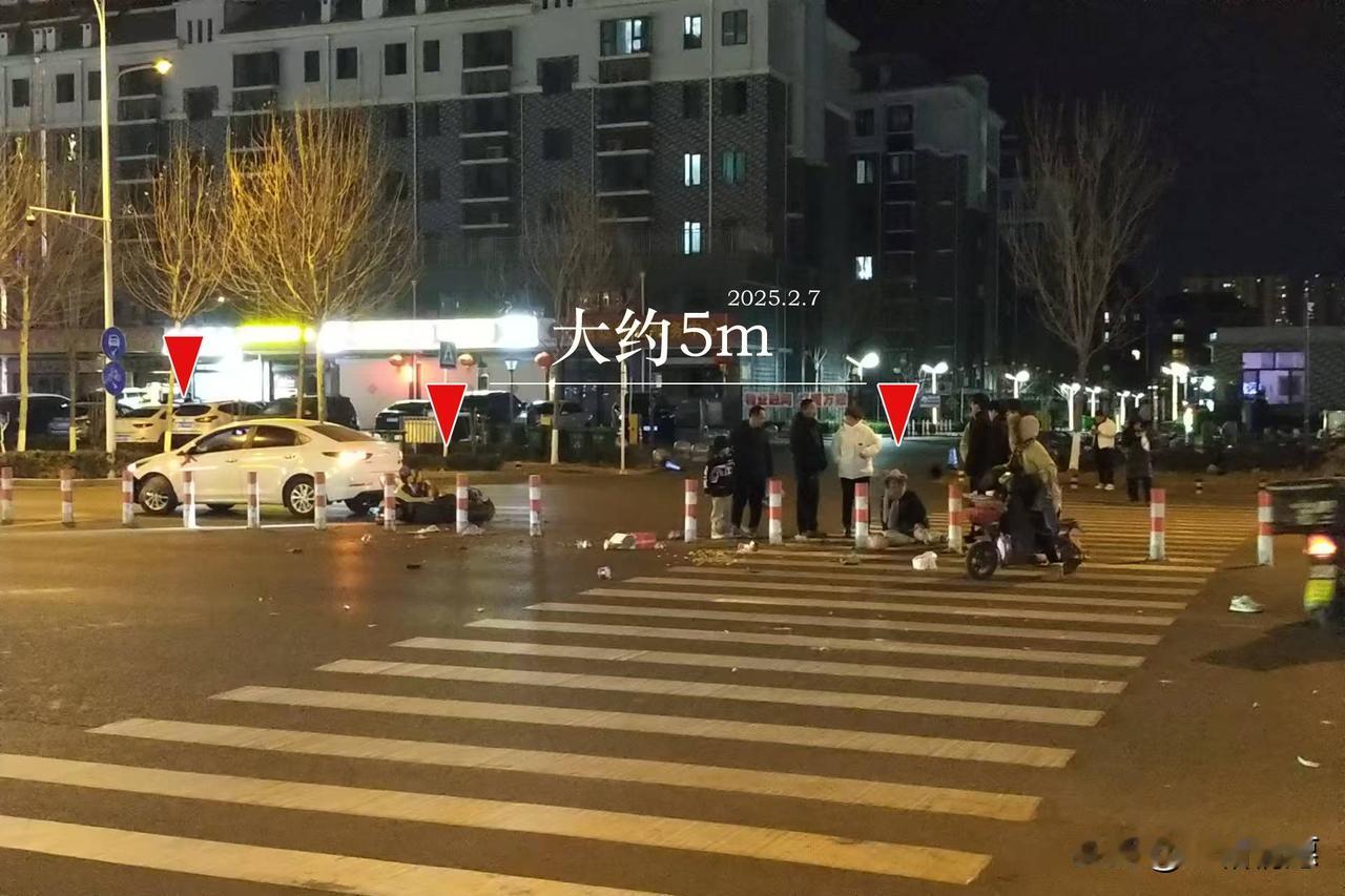 泰安这个路口又又出事了！大概晚上8点多钟，北上高大街儒源超市刚过了人行道正准备回