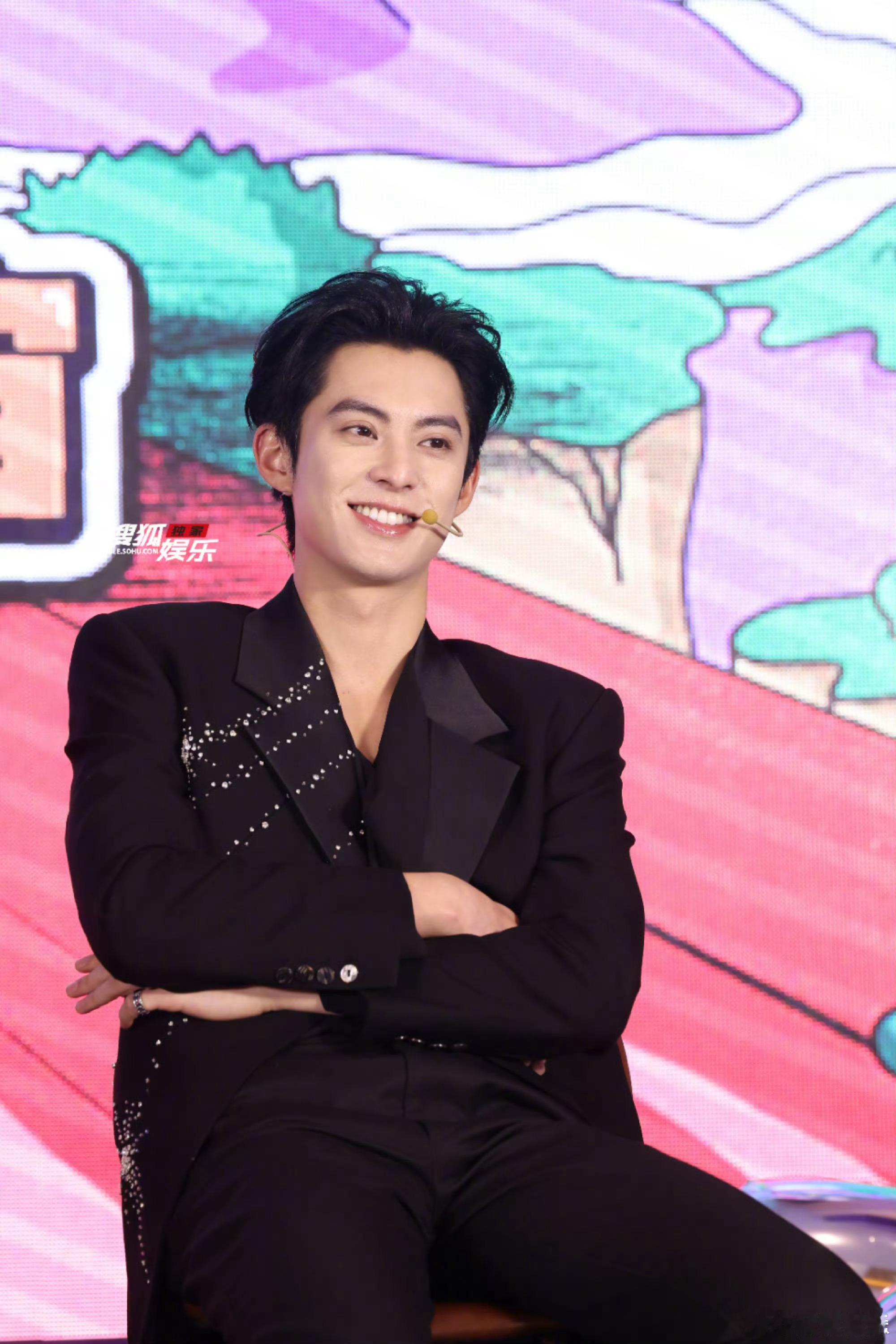 王鹤棣宇宙闪烁请注意发发布会生图脸部状态好好，皮肤一眼看出很紧致做大笑表情也不会