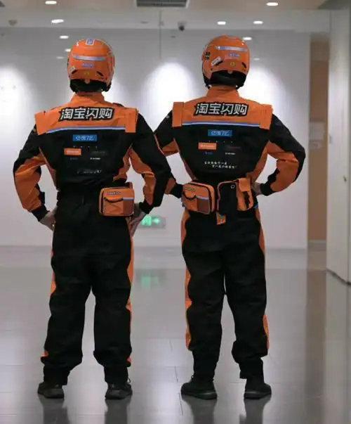 饿了么骑手已更换橙黑新工服确实像赛车服了，身上贴一堆赞助商标签[喵喵] ​​​