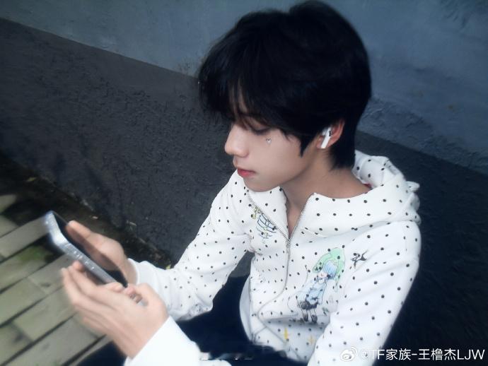 王橹杰脸上贴爱心王橹杰自拍好乖贴爱心自拍尽显乖巧灵动少年模样 
