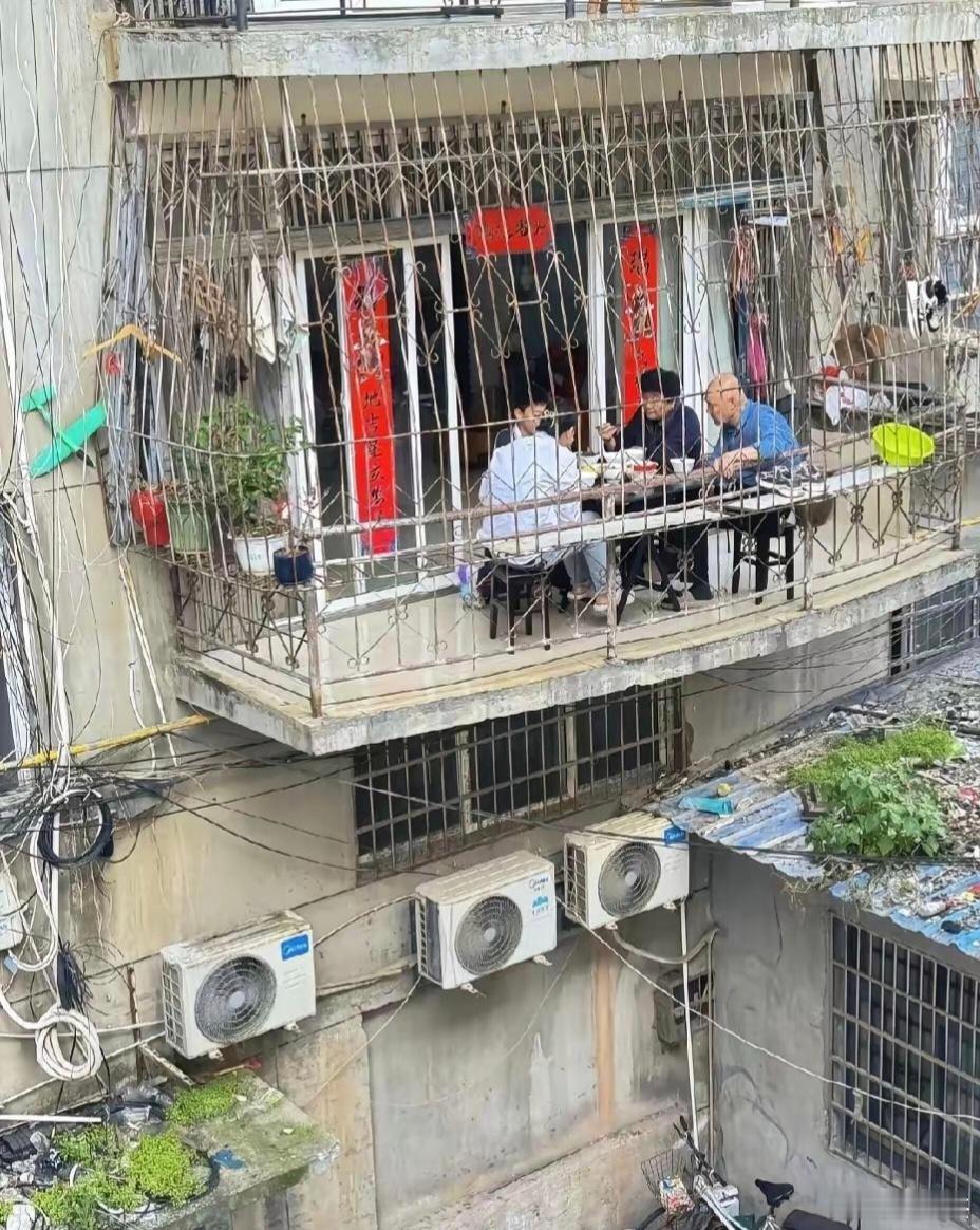 这阳台看似危险，实际上很安全～～全透气设计，很超前。 