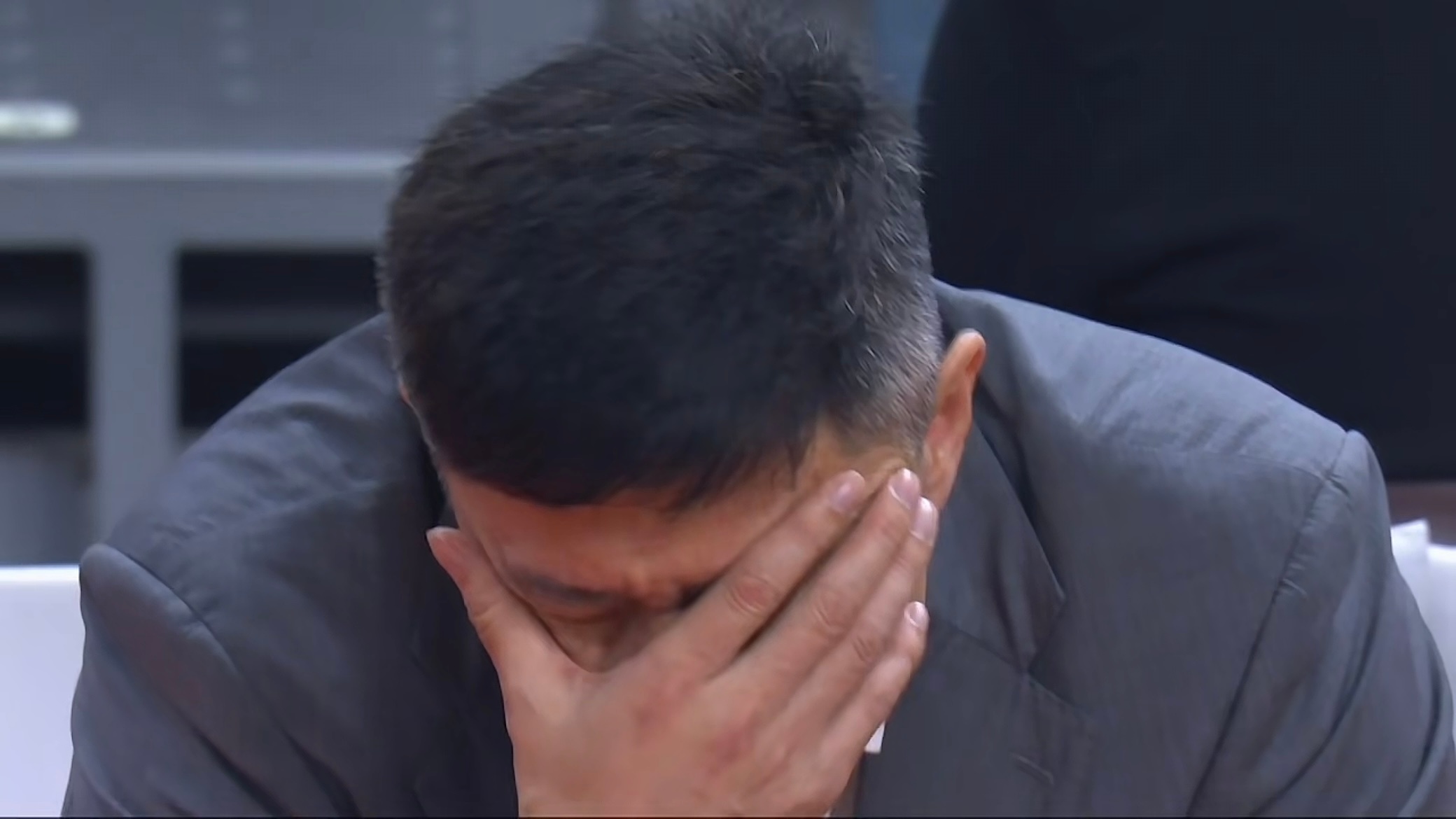 不多不少正正好好两个屁，上海男篮客场113-73战胜广东男篮。上海男篮vs广东男