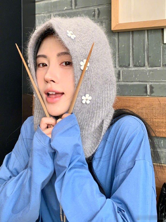 鞠婧祎小白花针织帽  鞠婧祎吃饭随拍  鞠婧祎戴着小白花针织帽用餐，筷子贴脸比 