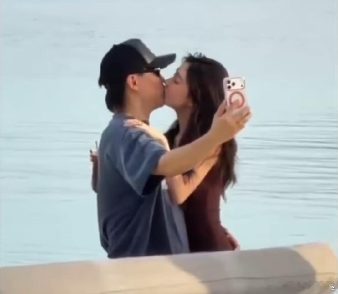 有网友在马代偶遇了胡彦斌和易梦玲搂抱热吻此前还有网友发现两人在话剧《一地鸡毛》首