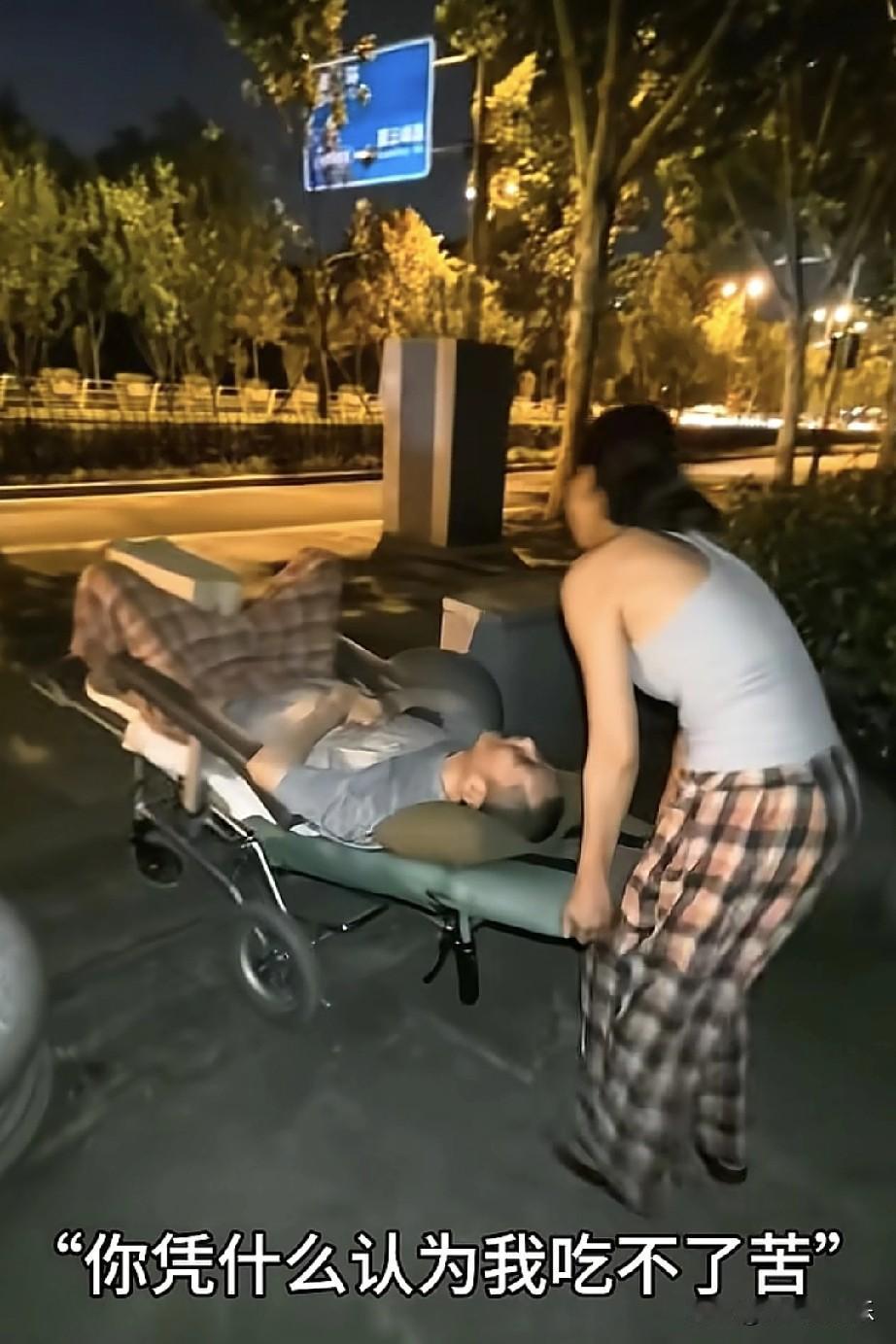 刘宁这能干啊，
还每天带植物人男朋友散步，
但感觉除了挨累，也没啥用处。

现在