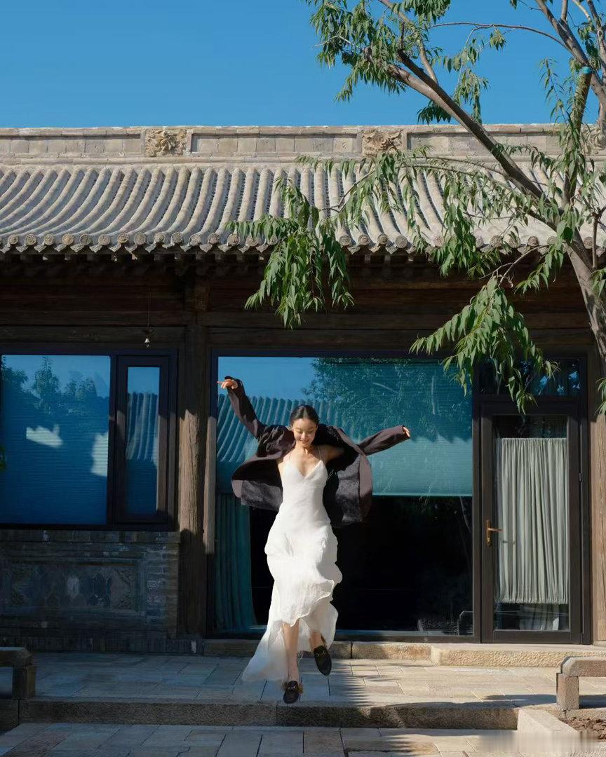 倪妮上城家宴造型获赞 倪妮在大同上城家宴的造型太有故事感！柔美的垂坠白裙碰撞飒爽
