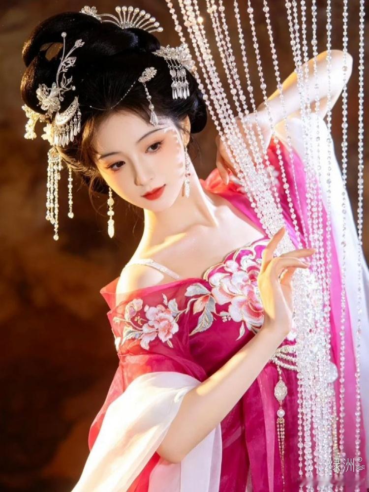 柳球斜袅间花钿，卷帘直出画堂前。 绿洲