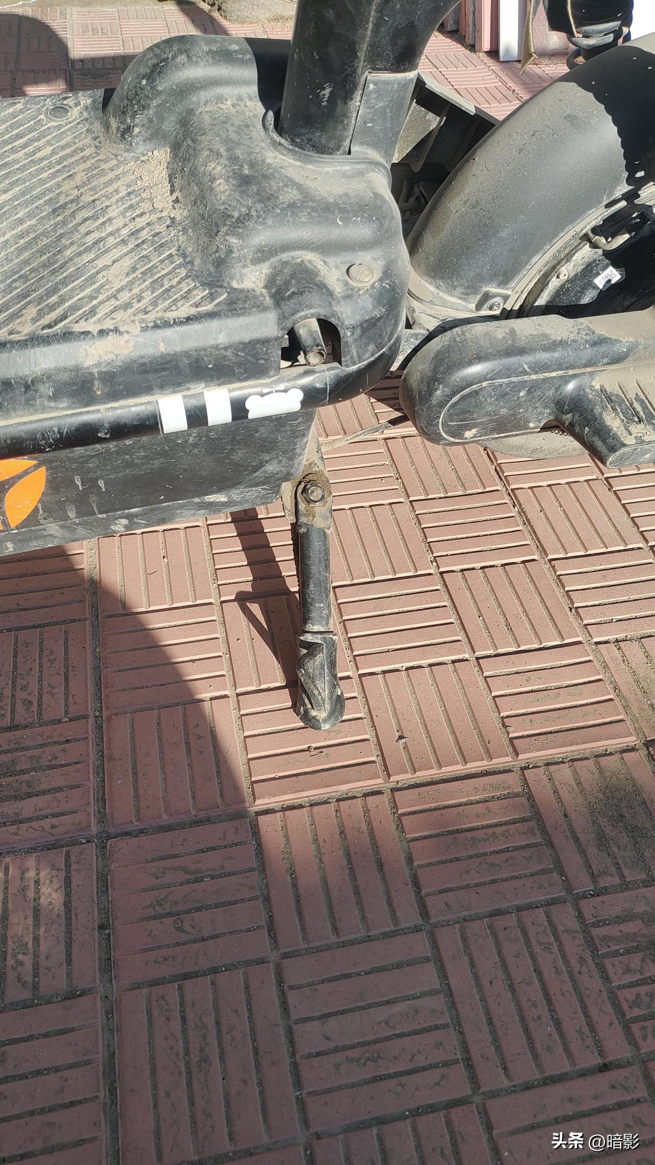 太假了，连电动车腿撑子都造拼凑！
我几天前决定更换刚买了不到一年的电动车偏撑，这