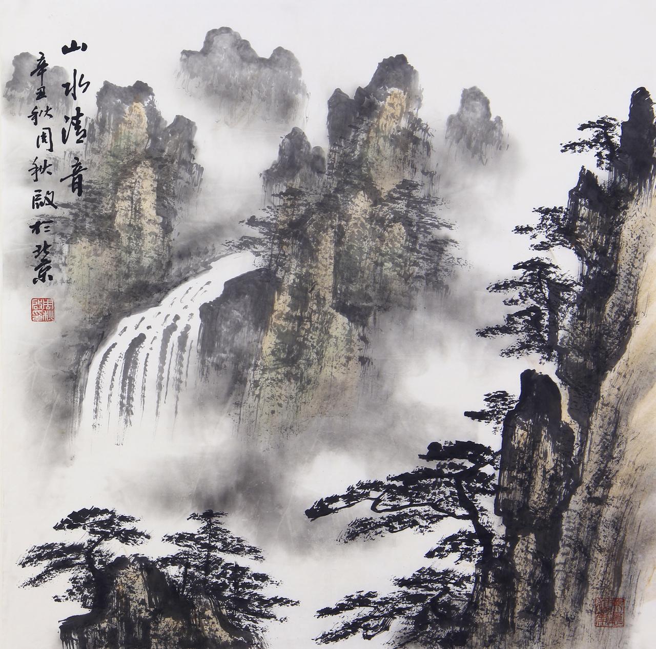 周秋启水墨山水画，以墨色浓淡绘巍峨山峦，飞瀑流泉穿云而下，云雾缥缈添灵韵，苍松傲