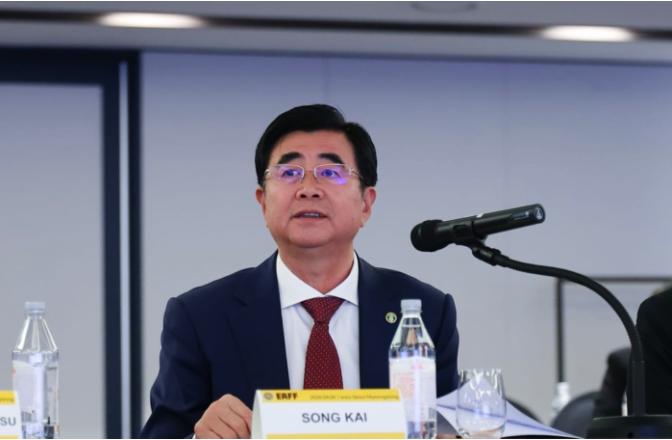 足协主席宋凯直接拍板，延续多年的世界杯百人豪华观摩团，这次彻底黄了。

过去每逢