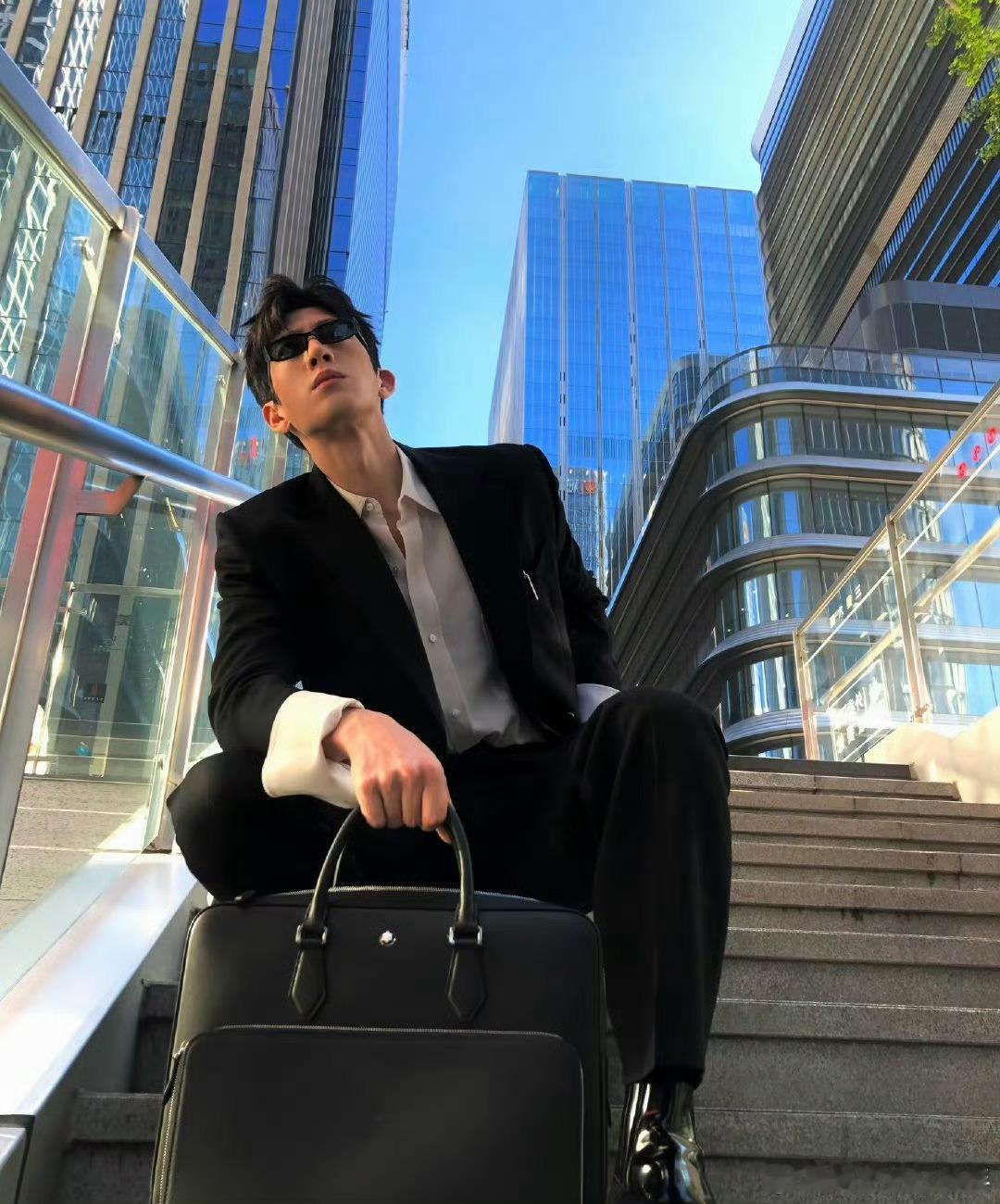 井柏然刘雯同款墨镜小情侣大大方方秀上了，同款墨镜🕶️谁嗑到了？！！！井柏然刘雯