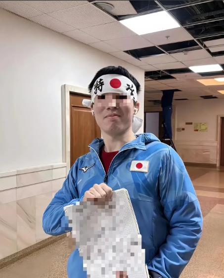 不查不知道，一查吓一跳。这名身披旭日旗的南京籍留学生，在莫斯科大学求学的开销，按