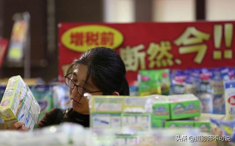 日本可能发生恐慌性抢购卫生纸，其政府于是赶紧出来呼吁民众避免非理性抢购。我就有点